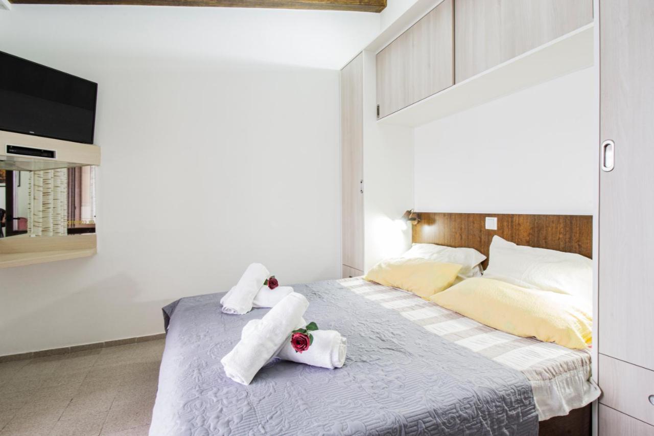 Galapagus Privat Beach & Boat Dock Lägenhet Metajna Exteriör bild
